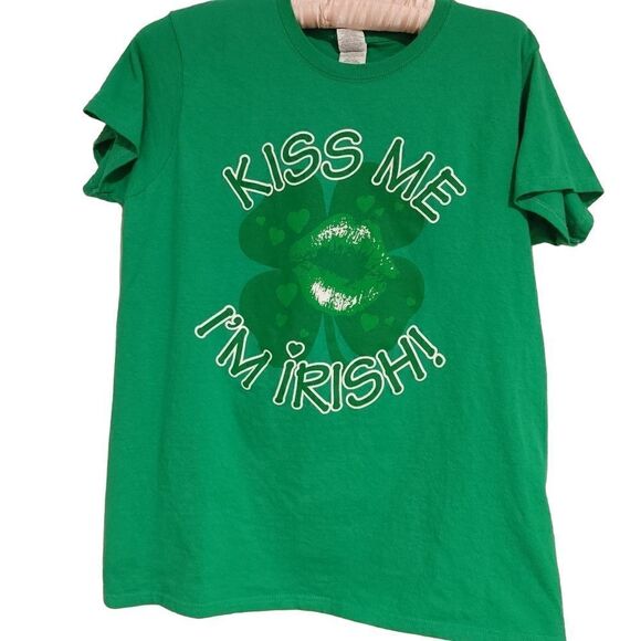 KISS ME I'M IRISH LADIES SIZE MEDIUM TEE - Picture 1 of 5